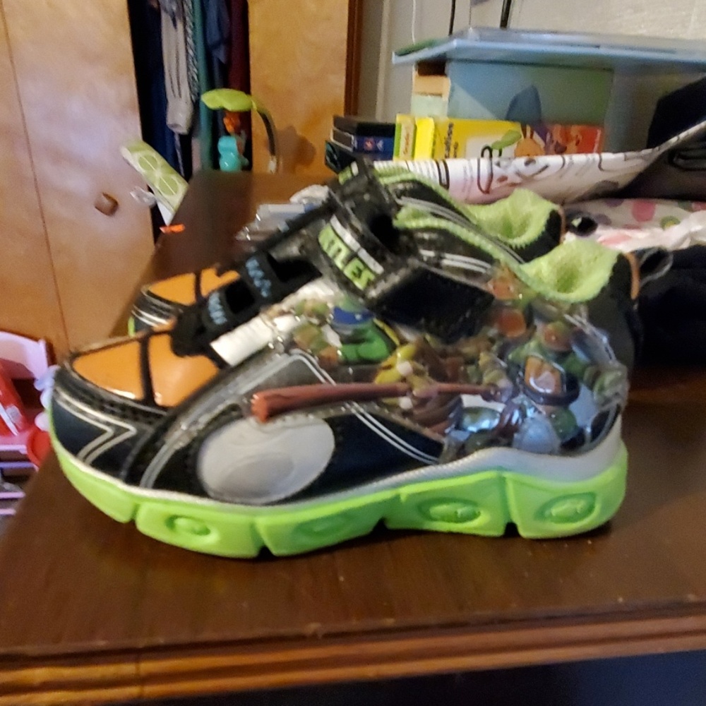 Tennis shoes